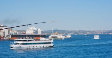 Mavi gökyüzüne ve bulutlara karşı Golden Horn körfezinde turistik gezi gemileri. İstanbul, Türkiye. Güneşli yaz gününde.