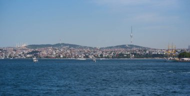 Mavi gökyüzüne ve bulutlara karşı Golden Horn körfezinde turistik gezi gemileri. İstanbul, Türkiye. Güneşli yaz gününde.