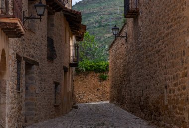 Eski büyüleyici sokaklar. Taş cepheli tipik bir köy. İspanya 'nın mimarisi ve manzarası.