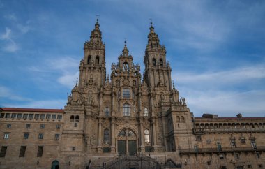 Eski kasabadaki tarihi bina. Pencereli eski tarihi binanın ön cephesi. Süslü detaylara sahip binanın dış tasarımı.