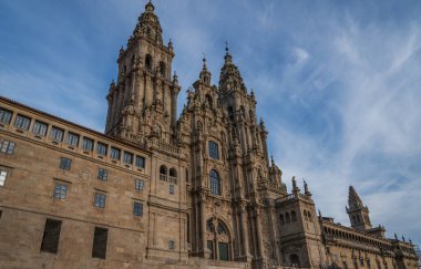 Eski kasabadaki tarihi bina. Pencereli eski tarihi binanın ön cephesi. Süslü detaylara sahip binanın dış tasarımı.