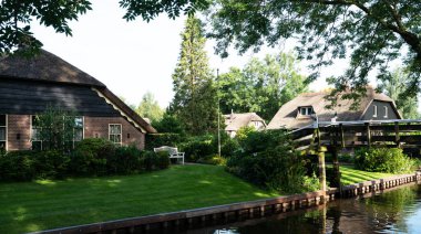 Hollanda, Giethoorn 'un bahçeli tipik evleri. Kasaba 