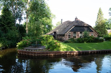 Hollanda, Giethoorn 'un bahçeli tipik evleri. Kasaba 