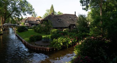 Hollanda, Giethoorn 'un bahçeli tipik evleri. Kasaba 