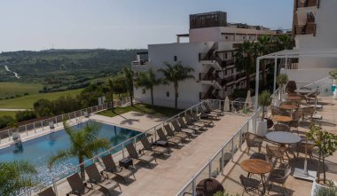 Lüks otel ve mavi yüzme havuzu.