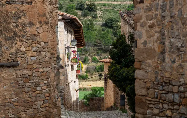 Antiguas Paredes Piedra Empedrado Estrecha Acogedora Calle Pueblo Medieval Provenza Fotos de stock