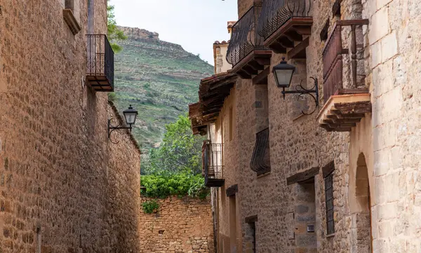 古老迷人的街道 典型的有石墙的村庄 西班牙的建筑和景观 免版税图库图片