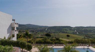 Lüks otel ve mavi yüzme havuzu.