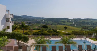 Lüks otel ve mavi yüzme havuzu.