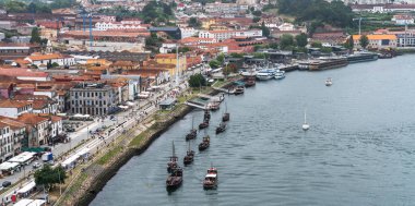 Porto ve Douro Nehri 'nin panoramik manzarası, Portekiz. Porto şarabı olan tekneler..