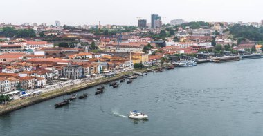 Porto ve Douro Nehri 'nin panoramik manzarası, Portekiz. Porto şarabı olan tekneler..