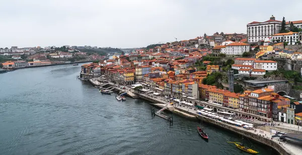 Porto 'nun Eski Kasabası ve Douro Nehri' nin panoramik manzarası, Portekiz.