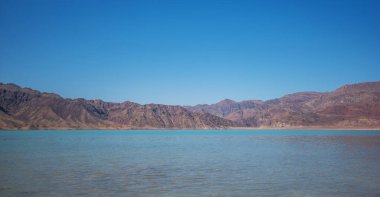 Göl dağlarla çevrilidir. Çin 'in vahşi doğası.