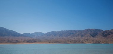 Göl dağlarla çevrilidir. Çin 'in vahşi doğası.