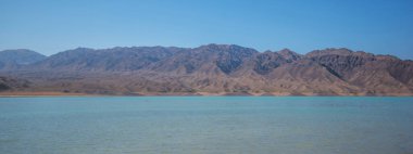 Göl dağlarla çevrilidir. Çin 'in vahşi doğası.