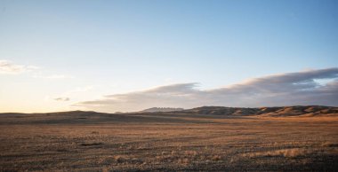 Gün batımında güzel kırsal manzara. Tepedeki güzel sonbahar manzarası. Otlak arazisi ve tepeler. Kırsal alanlar.