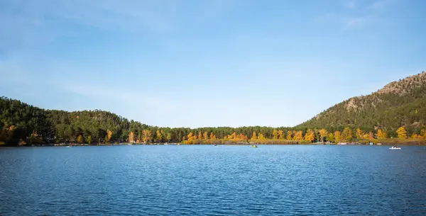 Озеро Окружено Осенним Лесом Лодками Отдыхающими Воде Природа Вокруг Лицензионные Стоковые Изображения