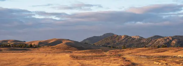 Восход Солнца Пустой Долине Удивительный Холмистый Пейзаж Цветные Травянистые Холмистые Стоковая Картинка