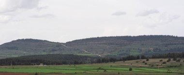 Tarragona, İspanya 'da gün doğumunda puslu kırsal alan. Arka planda yeşil alanlar ve dağlar var. Ekoloji konsepti. Tarım manzarası manzarası. Kırsal alanlar ve doğa.