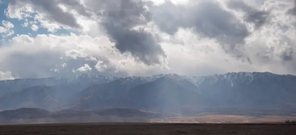 Stock image Autumn landscape of the vast plains of Haibei-Tibet Autonomous Prefecture, China. Breathtaking, amazing, endless landscapes under a cloudy stormy sky.