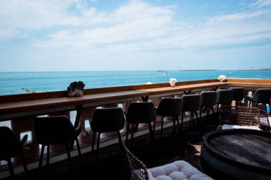 Açık terasta manzaralı bir restoran ya da kafe. Turizm ve seyahat. Hayatın tadını çıkarıyorum. Güzel yerler..