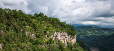 Güzel bir dağ manzarası var. Güneşli bir öğleden sonra. Dağlardaki güzel bahar manzarası. Kayalar ve sık orman.