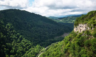 Güzel bir dağ manzarası var. Güneşli bir öğleden sonra. Dağlardaki güzel bahar manzarası. Kayalar ve sık orman.