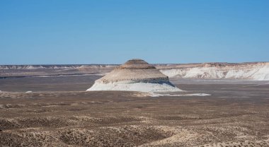 Sersemletici kum taşı katmanlı kaya oluşumları. İnanılmaz çöl manzarası. Çöl dağlarının güzel manzarası. Çöldeki monolitik, tuhaf kumtaşı kayalıkları.