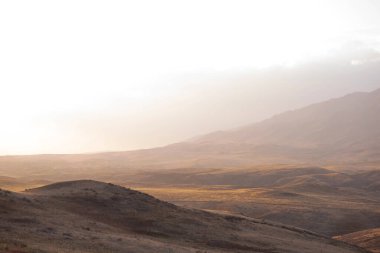 Çin 'deki geniş ovaların sonbahar manzarası. Nefes kesici, inanılmaz, sonsuz çöl manzaraları Gobi Çölü 'nün sınırında..