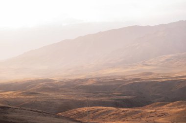 Çin 'deki geniş ovaların sonbahar manzarası. Nefes kesici, inanılmaz, sonsuz çöl manzaraları Gobi Çölü 'nün sınırında..