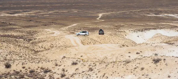 Issız çölde muhteşem kum taşı oluşumlarıyla birlikte off-road safarisi. İnanılmaz çöl manzarası. Çölde monolitik, tuhaf kumtaşı kayaları.