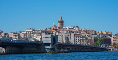 Mavi gökyüzüne ve bulutlara karşı Golden Horn körfezinde turistik gezi gemileri. İstanbul, Türkiye. Güneşli yaz gününde.