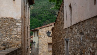 Resimli ortaçağ kasabasında eski taş evler. Eski büyüleyici sokaklar. Taş cepheli tipik bir köy. İspanya 'nın mimarisi ve manzarası.
