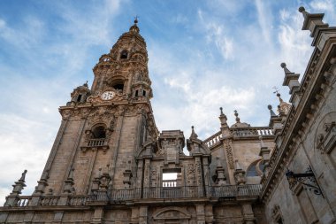 Karmaşık taş işçiliğiyle süslenmiş çarpıcı bir katedral kulesi Avrupa 'nın Gotik mimarisinin bir göstergesi olan sirrus bulutlarıyla mavi gökyüzüne yükseliyor..