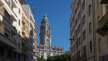Portekiz 'in zengin mimari duvar halısı Porto' nun çarpıcı bir özelliği olan canlı mavi gökyüzü altında modern binalar arasında görkemli yeni gotik bir kule beliriyor..