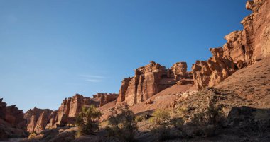 Paskalya yumurtaları ve bahar çiçekleriyle paskalya arkaplanı. Paskalya kompozisyonu, beyaz plakalı yumurtalar. Paskalya tavşanı peçete hediye yumurta paketleme fikri.