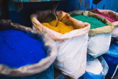 Açık çuvallardaki parlak Fas kuru boyası eski sokak pazarında satılık farklı renklerde. Blue Town Chefchaouen, Fas.