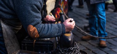 Demirci örs üzerinde metal üzerinde çalışıyor. Ayrıntılı çekim. Demirci aletleri. Halk sanatı.