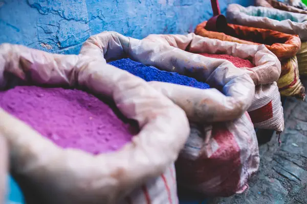 Açık çuvallardaki parlak Fas kuru boyası eski sokak pazarında satılık farklı renklerde. Blue Town Chefchaouen, Fas.