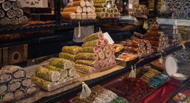 İstanbul ve Türkiye pazarlarında baklava, şeker ve kuru meyveler de dahil olmak üzere geniş çaplı egzotik doğu tatlıları seçimi.