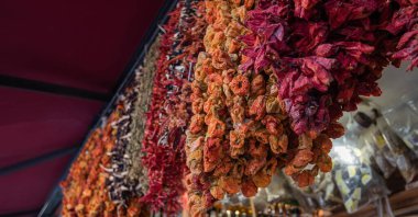 Mısır pazarı. İstanbul. Hindi. Geleneksel Türk lezzetleri ve kurutulmuş meyvelerle göster. Lezzetli Türk yemekleri. Seçici odak.