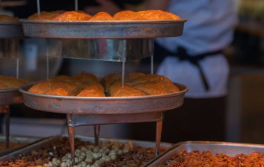 İstanbul ve Türkiye pazarlarında baklava, şeker ve kuru meyveler de dahil olmak üzere geniş çaplı egzotik doğu tatlıları seçimi.