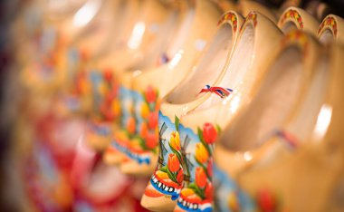 Hollanda 'nın ana turizm sembolü Hollanda ahşap ayakkabıları, ahşap laleler ve bir dükkan penceresi olan yel değirmenlerinin minyatürleridir. Tahta Hollandalı ayakkabılar. Klomplar. Popüler hatıralar. Hollanda 'nın gelenekleri.