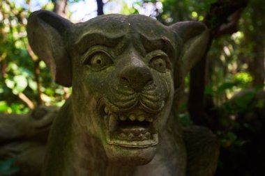 Endonezya, Bali 'de geleneksel Bali taş heykel sanat ve kültürü. Hindu tapınağında yosun oyulmuş taş..