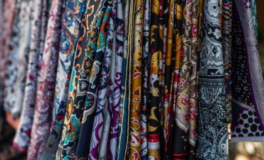 Her biri karmaşık desenlerle süslenmiş canlı kumaşlar ve renkli bir kaleydoskop. Kültürel tekstil açısından zengin bir pazar yeri.