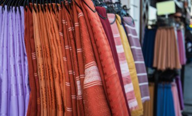 Mısır pazarı. İstanbul. Hindi. Örtüler ve eşarplarla göster. Geleneksel orjinal eşarp alımlarının çeşitliliği. Seçici odak.