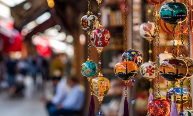 Piyasanın bulanık arka planına güzel boyanmış süslemeler bir derinlik hissi yaratıyor ve piyasanın canlı atmosferini gösteriyor.