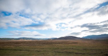 Haibei Tibet Özerk Bölgesi, Çin 'deki engin düzlüklerin sonbahar güzelliği. Nefes kesici, inanılmaz, mavi gökyüzünün altında sonsuz manzaralar..