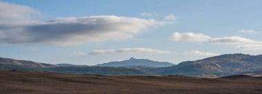 Haibei Tibet Özerk Bölgesi, Çin 'deki engin düzlüklerin sonbahar güzelliği. Nefes kesici, inanılmaz, mavi gökyüzünün altında sonsuz manzaralar..
