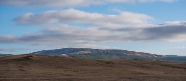 Haibei Tibet Özerk Bölgesi, Çin 'deki engin düzlüklerin sonbahar güzelliği. Nefes kesici, inanılmaz, mavi gökyüzünün altında sonsuz manzaralar..